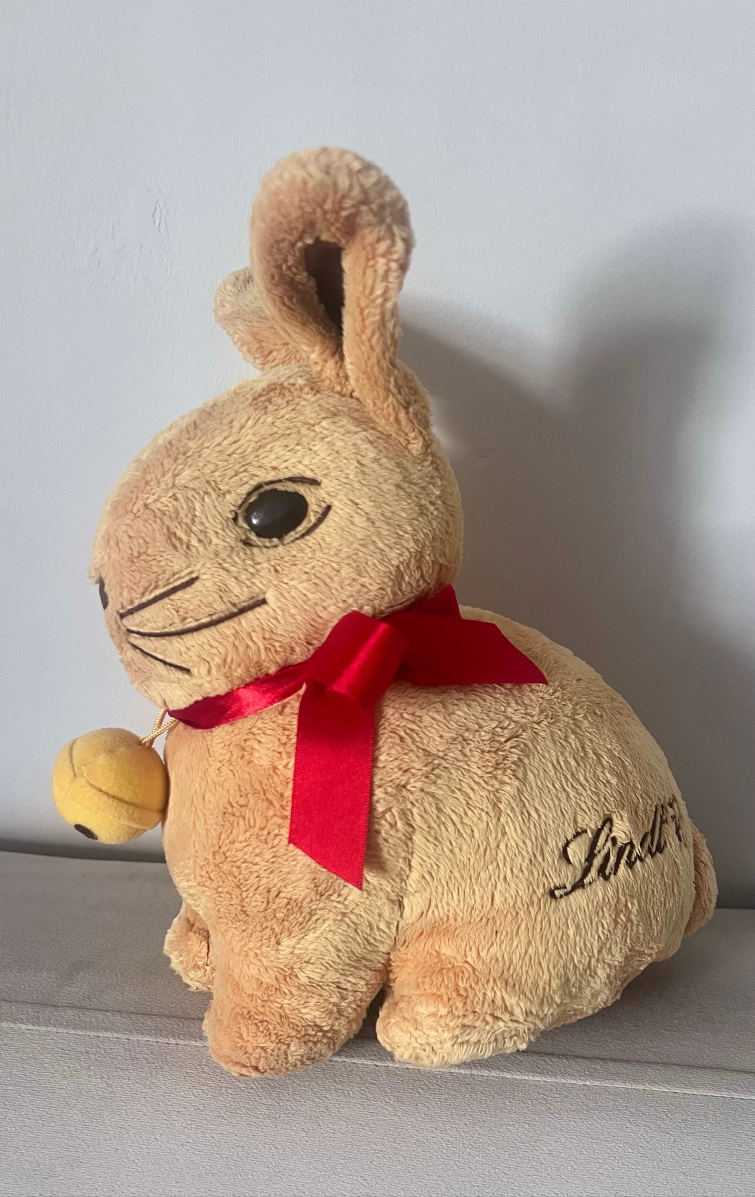 Large Lindt rabbit plush – photo 3